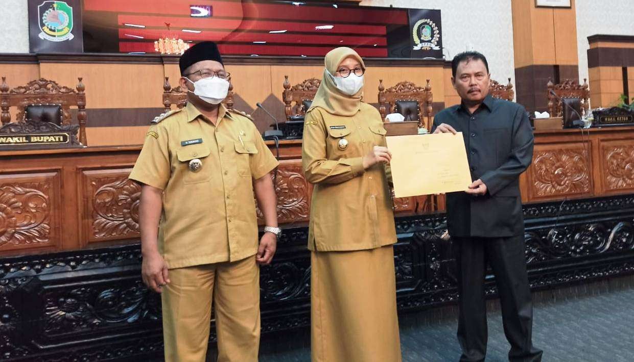 Bupati Banyuwangi Ipuk Fiestiandani didampingi Wakil Bupati Sugirah menyerahkan LKPJ Tahun 2021 kepada WEakil Ketua DPRD Banyuwangi Ruliyono (foto: Muh Hujaini/Ngopibareng.id)