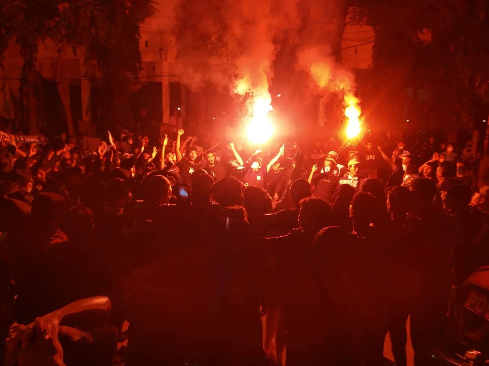 Massa supporter Persela yang kecewa berunjuk rasa di depan Pendapa Pemkab Lamongan (Foto: Imron Rosidi/Ngopibareng.id)