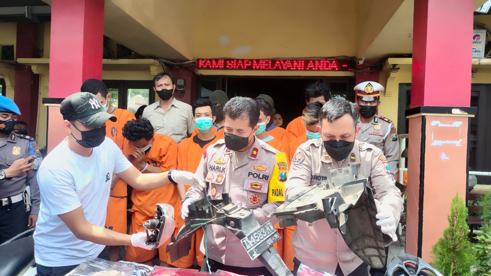 Kapolsek Asemrowo, Kompol Hari Kurniawan (Foto: Andhi Dwi/Ngopibareng.id)