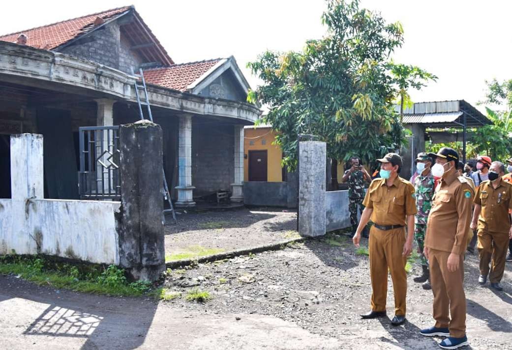 Wabup Subandi bersama rombongan datangi rumah rusak akibat bencana. (Foto: Istimewa)