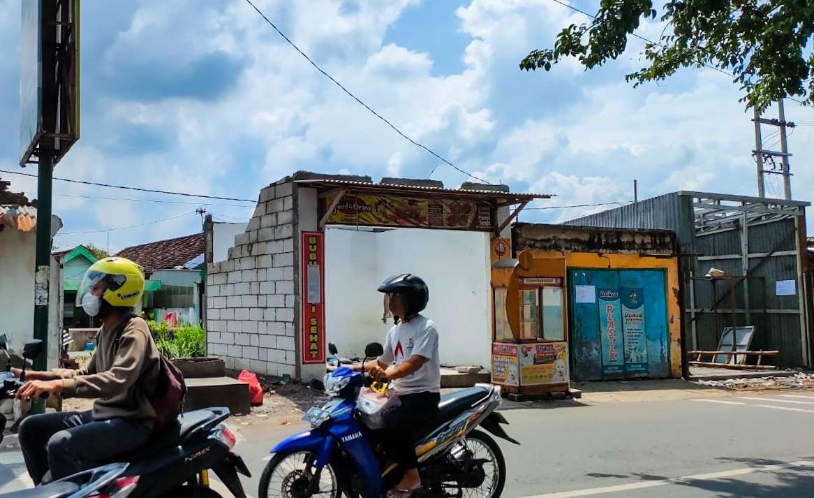 Bangunan di sekitar proyek flyover Krian yang sudah dibongkar. (Foto: Istimewa)