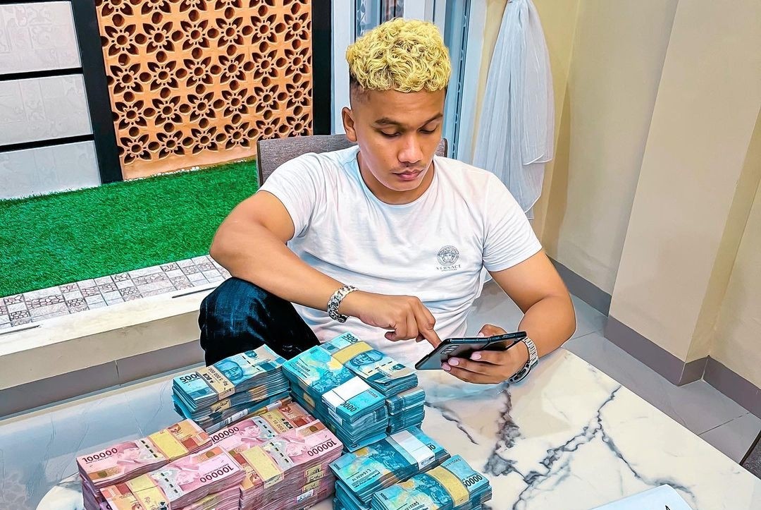 Gaya YouTuber Nodiewakgenk pamer duit mirip mantan Crazy Rich Indra Kenz dan Doni Salmanan. (Foto: Istimewa)