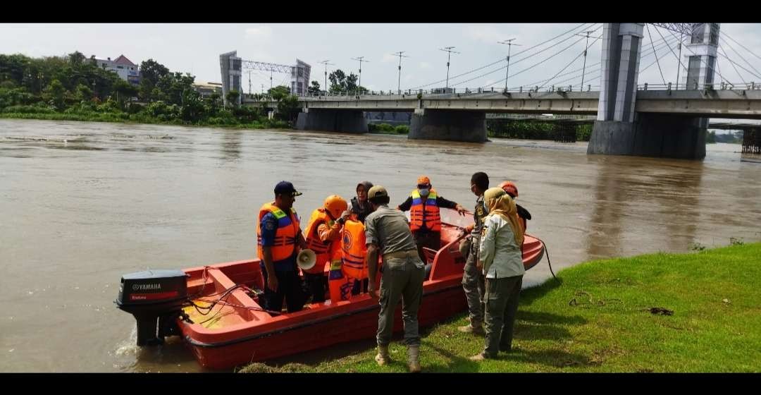 Petugas BPBD Damkar dan Satpol PP dikerahkan awasi kegiatan warga yang menangkap ikan mabuk di Sungai Brantas. (Foto: Fendhy Plesmana/Ngopibareng.id)