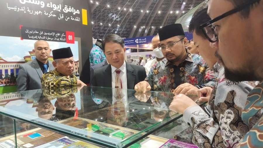 Menag tinjau stan Indonesia pada Pameran Haji dan Umrah di Jeddah. (Foto: Kemenag)