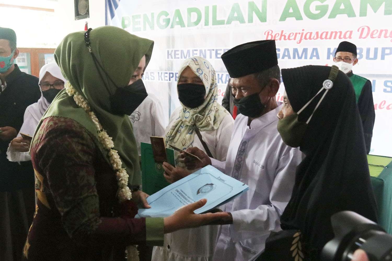 Bupati Mojokerto Ikfina Fahmawati menghadiri secara langsung pelayanan terpadu sidang isbat nikah yang diadakan Pengadilan Agama Mojokerto. (Foto: ist)