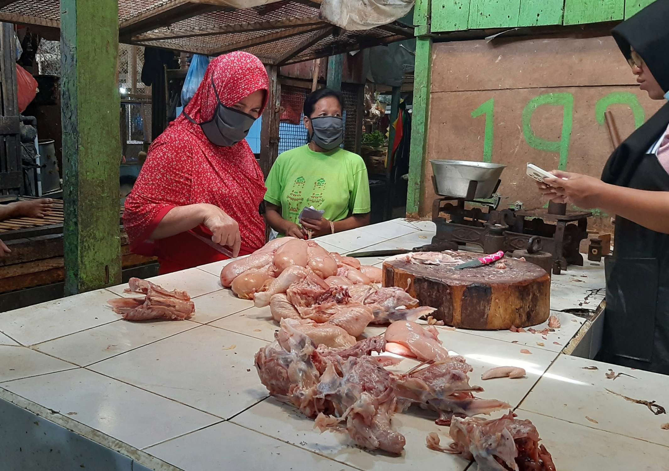 Penjual daging ayam di Pasar Pucang Surabaya, daging ayam mengalami kenaikan harga. (Foto: Pita Sari/Ngopibareng.id)