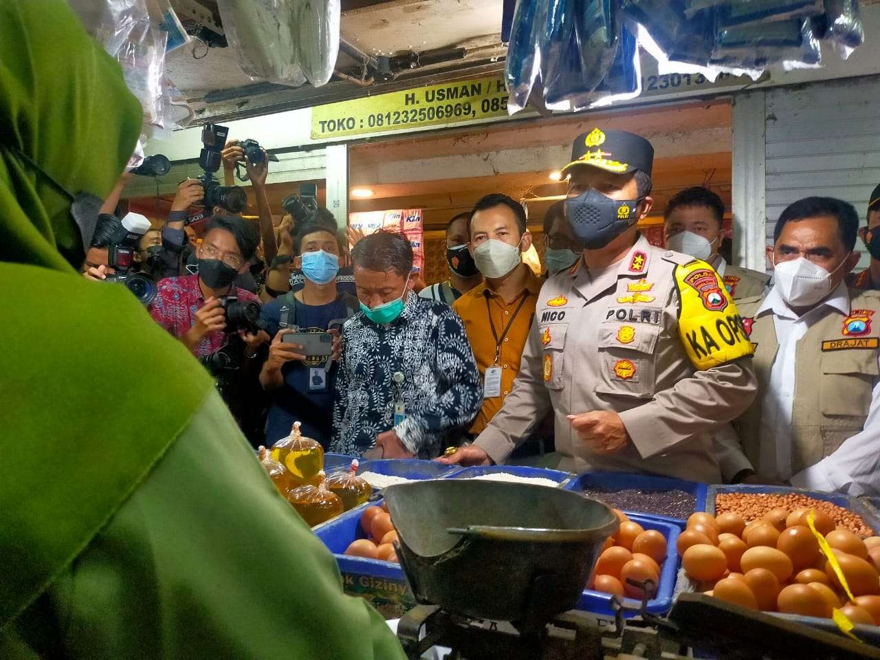 Kapolda Jatim, Irjen Pol Nico Afinta saat sidak di Pasar Wonokromo, Surabaya, Selasa 22 Maret 2022. (Foto: ist)