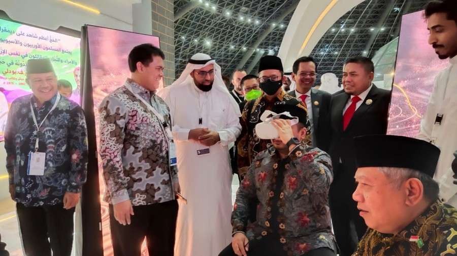 Menag Yaqut Cholil Qoumas mencoba layanan manasik metaverse pada Pameran Haji dan Umrah di Jeddah. (Foto: Kemenag)