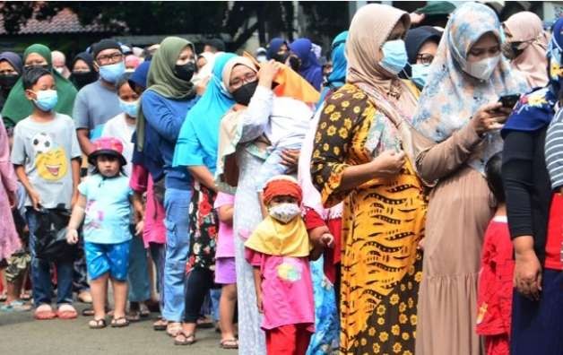 Masyarakat harus antre untuk membeli minyak goreng. (Foto: Istimewa)