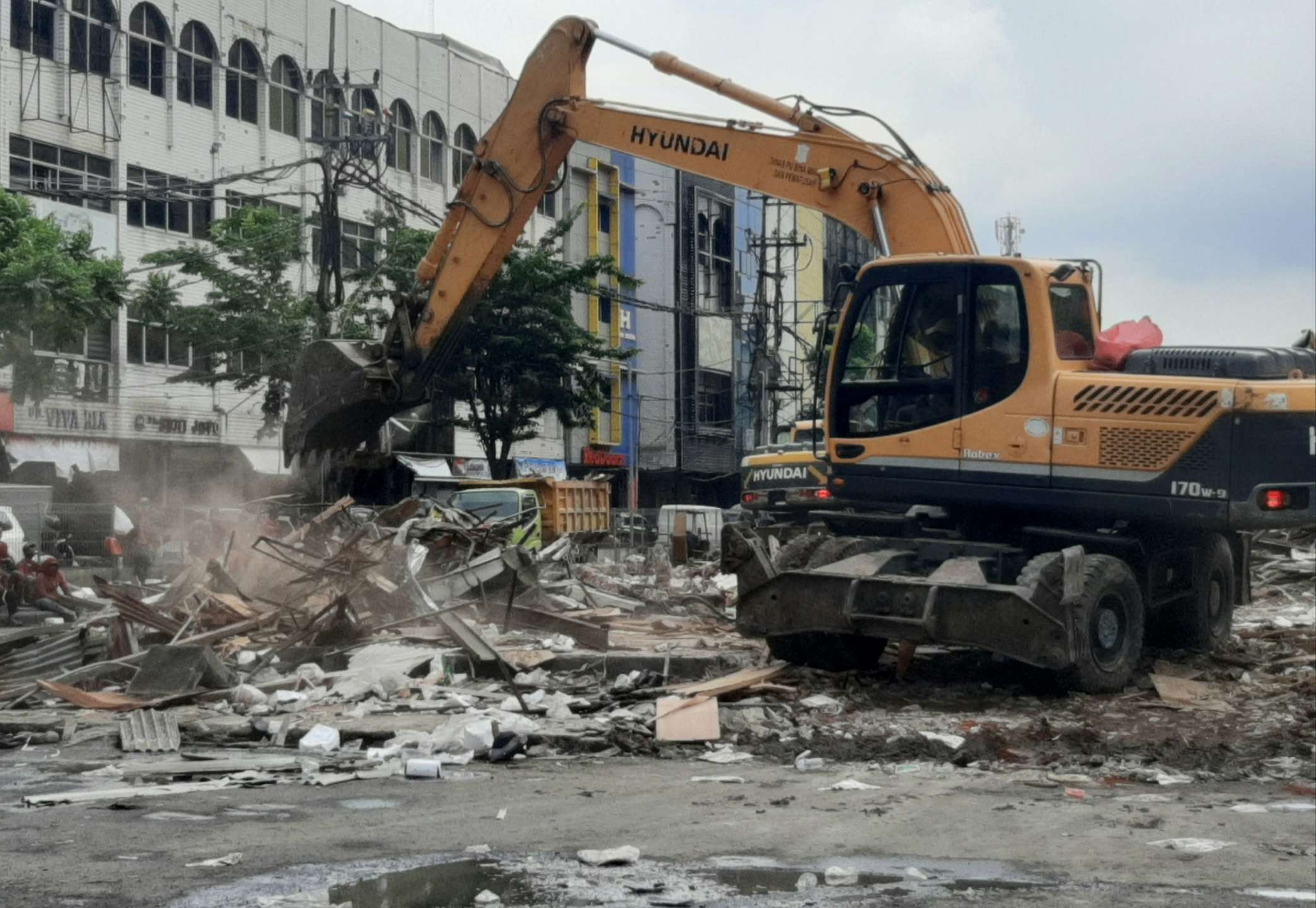 Pembongkaran TPS Pasar Turi. (Foto: Pita Sari/Ngopibareng.id)