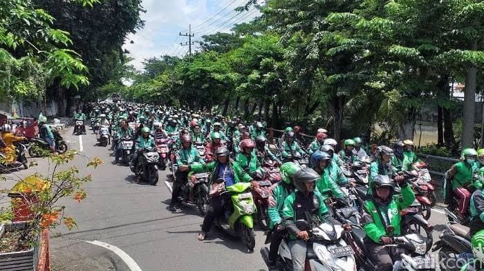 Para ojol saat menggelar aksi demonstrasi di Surabaya beberapa waktu lalu. (Foto: istimewa)