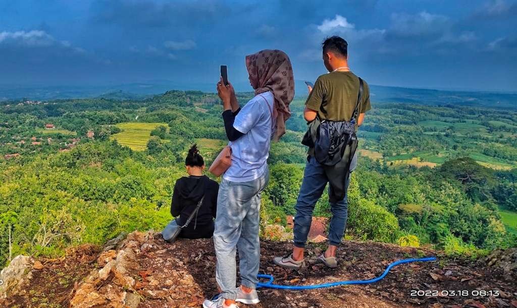 Foto: Pemandangan dari puncak bukit sayuran (ahmad Sampurno / ngopibareg.id)