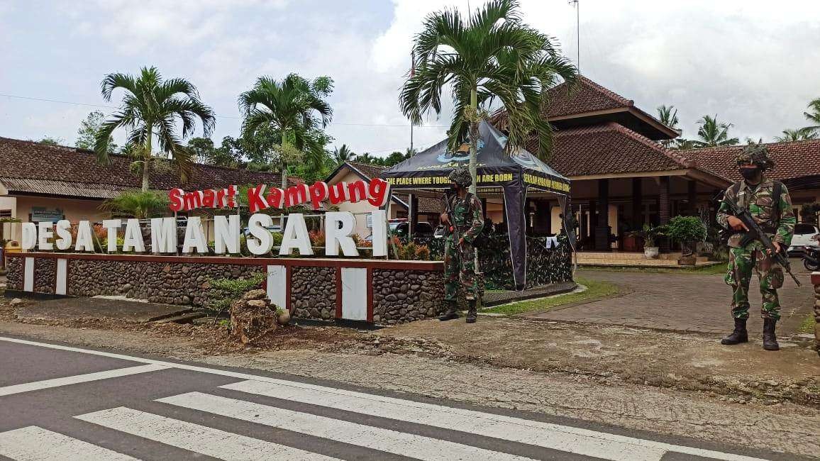 Sejumlah siswa Sekolah Kopaska berjaga di kantor Desa Tamansari, Kecamatan Licin, Banyuwangi dalam latihan tahap Gerilya Lawan gerilya (foto: Muh Hujaini/Ngopibareng.id)