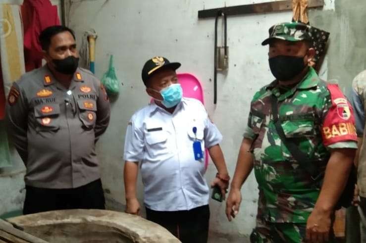 Polisi saat mengecek sumur tempat korban meninggal dunia (Foto: Istimewa)