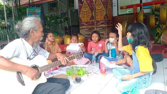 Bianglala: Pameran Seni Rupa Anak-Remaja. Gatot Japet, salah satu pembina Sanggar Petelot-Konte sedang mengajak dan menghibur anggota sanggar. (Foto:Dok.pribadi)