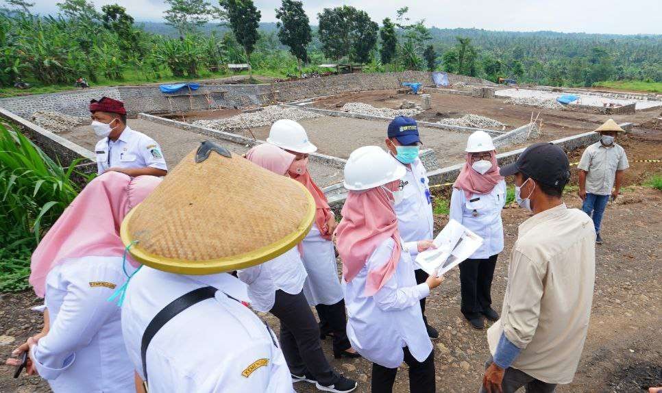 Bupati Banyuwangi Ipuk Fiestiandani meninjau pembangunan destinasi wisata AWT (foto: istimewa)