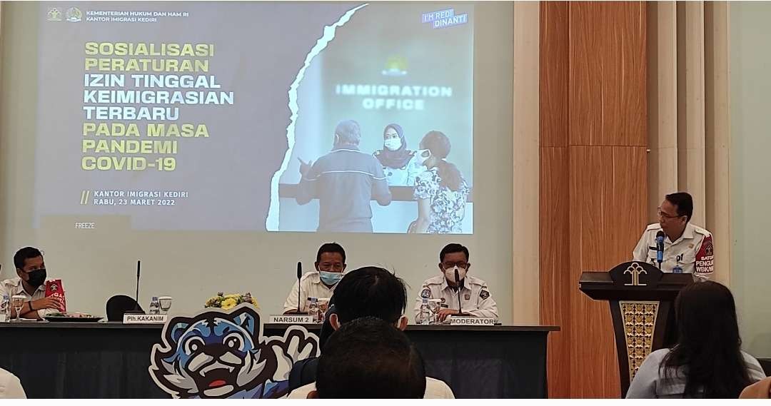 Kantor Imigrasi Kediri sosialisasi aturan izin tinggal WNA selama Covid-19 kepada 30 perusahaan. (Foto: Fendhy/Ngopibareng.id)