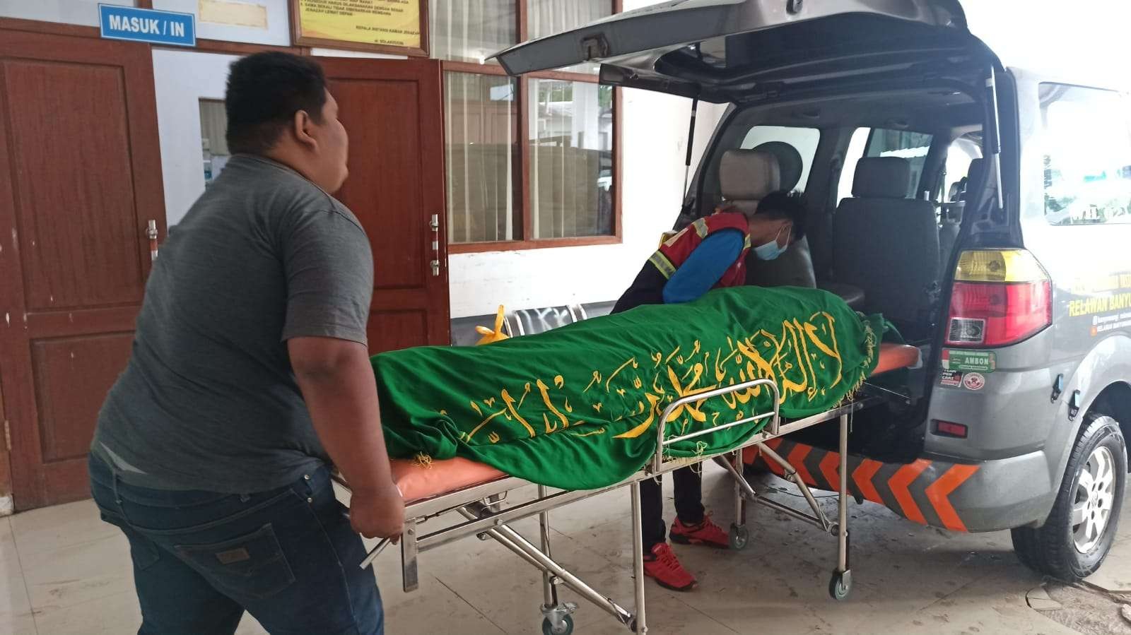 Jenazah korban dimasukkan ke dalam ambulans untuk dibawa ke rumah duka (foto: Muh Hujaini/Ngopibareng.id)