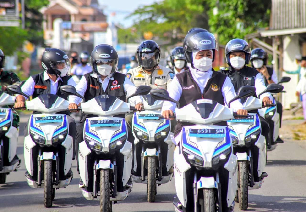 Gubernur Jatim, Khofifah Indar Parawansa saat mengendarai motor listrik. (Foto: Istimewa)