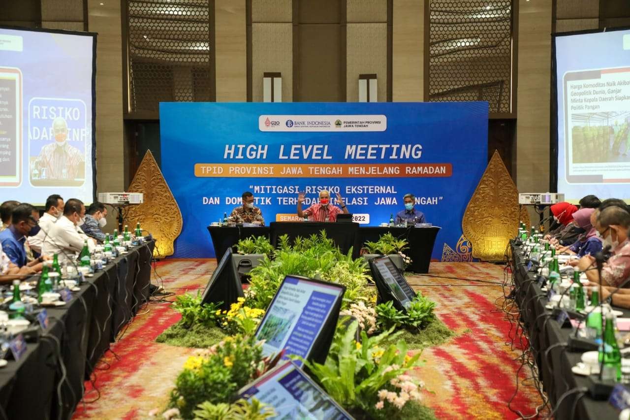 Gubernur Ganjar saat menggelar rapat High Level Meeting TPID Provinsi Jawa Tengah Menjelang Ramadan di Hotel Gumaya Semarang. (Foto: Dok Jateng)