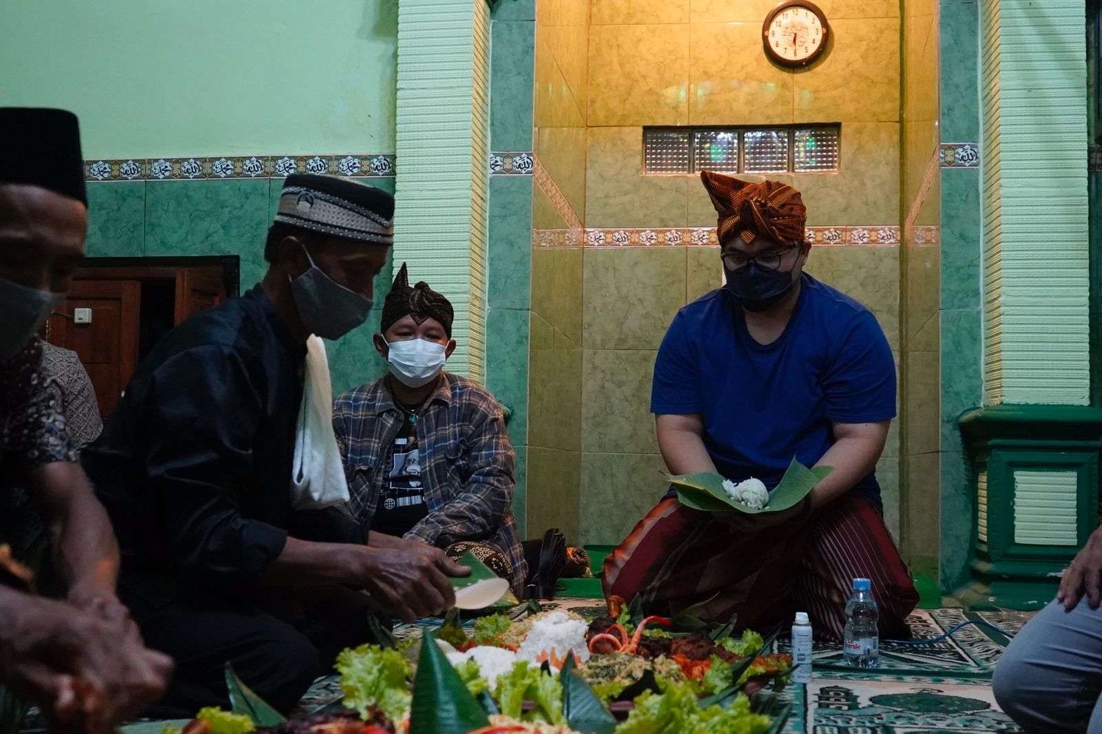 Bupati Kediri ikut kenduri dalam rangka peringatan Hari Jadi Kabupaten Kediri ke-1218 di Desa Warga Siman, Kecamatan Kepung. (Foto: Istimewa)