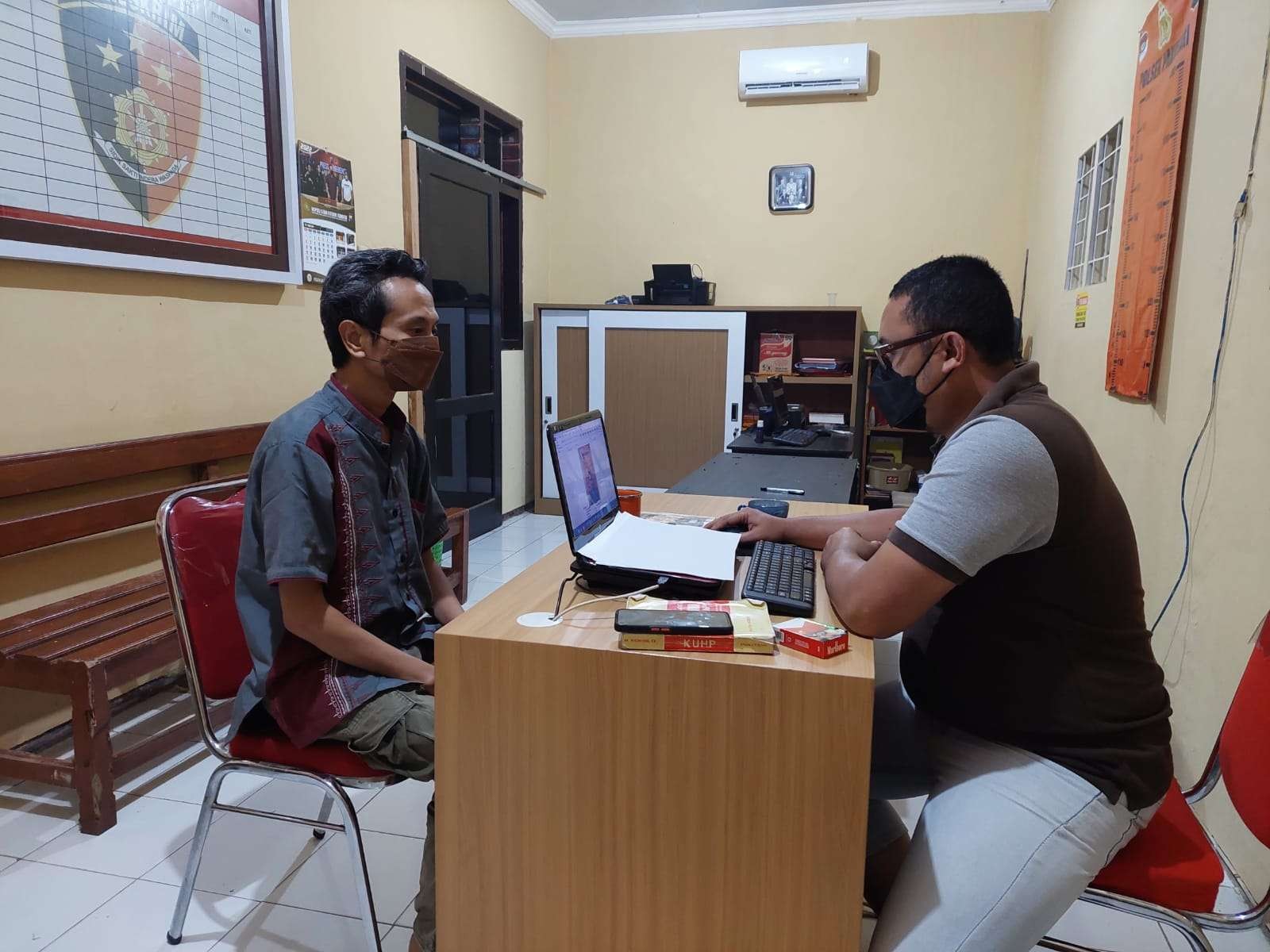 Tersangka saat menjalani pemeriksaan di Polsek Pakusari. (Foto: Istimewa)