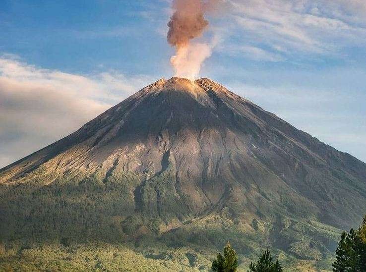 Gunung Semeru keluarkan awan panas guguran ke arah Besuk Kobokan dan Besuk Lekong. (Foto: Ant)