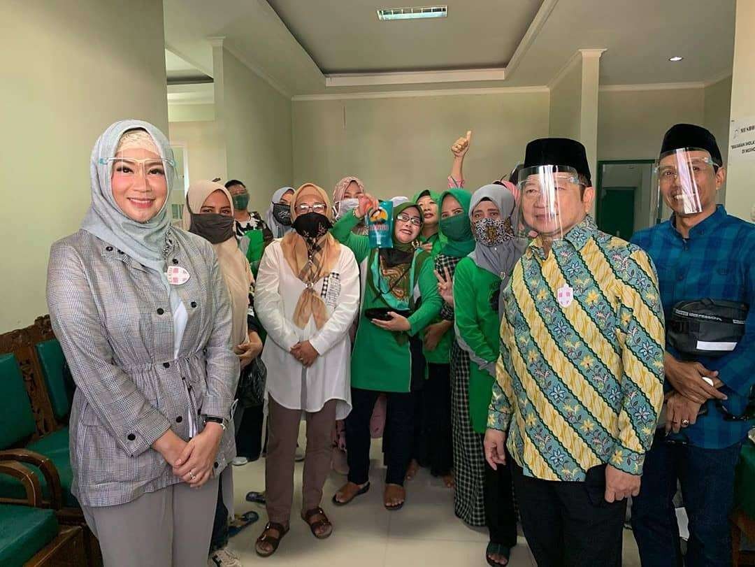 Pasangan Suharso Monoarfa dan Nurhayati saat bersama kader PPP. (Foto: Istimewa)