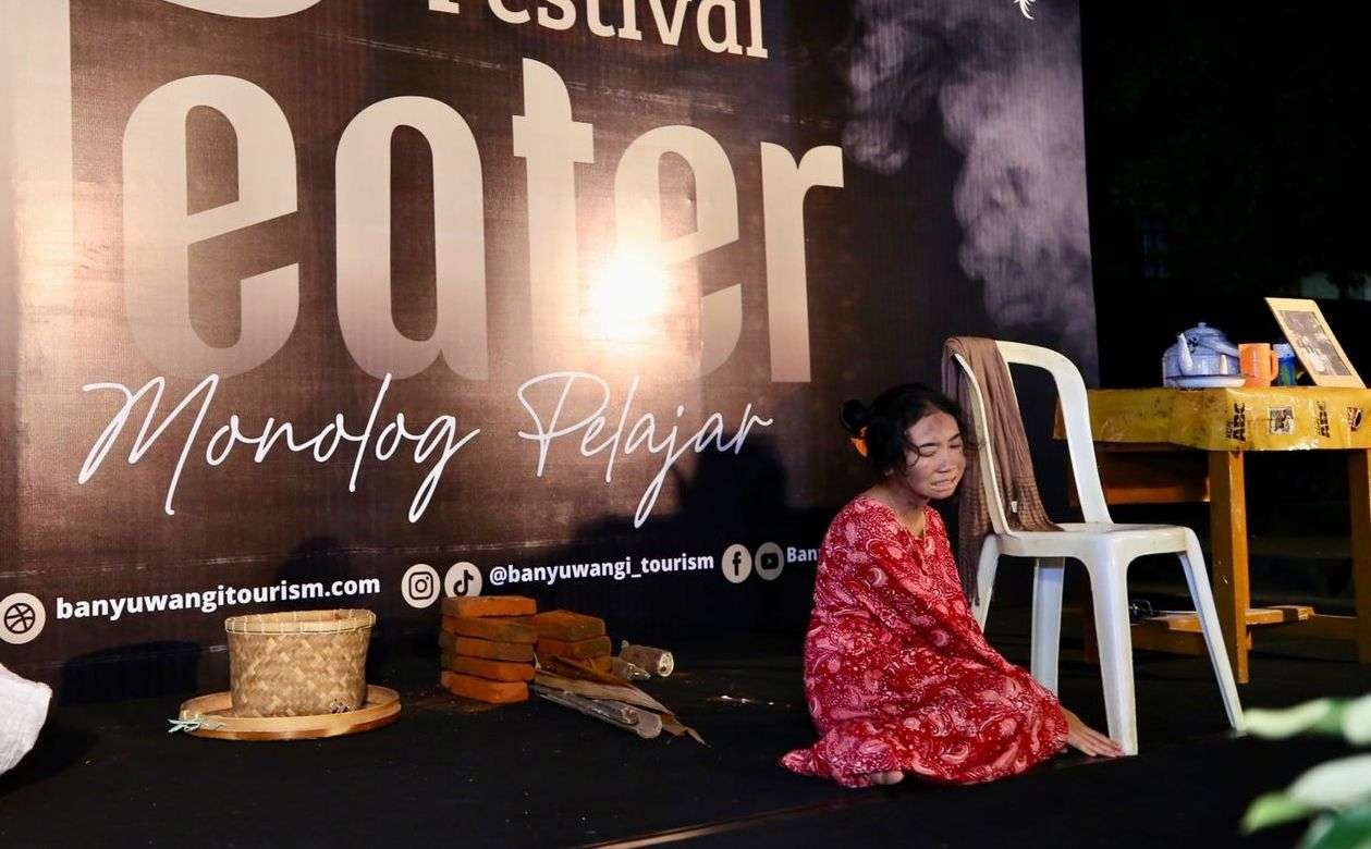 Salah seorang pelajar sedang mementaskan teater monolog di Gedung Juang Banyuwangi (foto:istimewa)