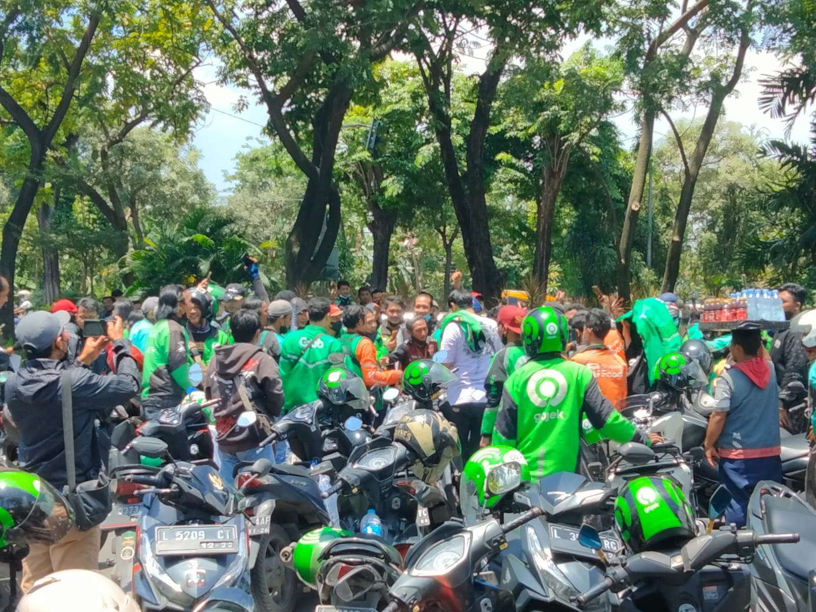 Sweeping dilakukan peserta demo ojol di Kantor Dishub Jatim, Surabaya, Kamis 24 Maret 2022. (Foto: Fariz Yarbo/Ngopibareng.id)