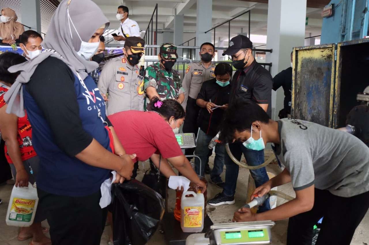 Kapolres Bojonegoro, AKBP Muhammad bersama Dandim 0813/Bojonegoro, Letkol. Arm. Arif Yudho Purwanto serta Kepala Dinas Perdagangan, Koperasi dan Usaha Mikro Pemerintah Bojonegoro, Sukemi di Pasar Pariwisata Bojonegoro. (Foto: Dok. Humas Polres Bojonegoro/Ngopibareng.id)