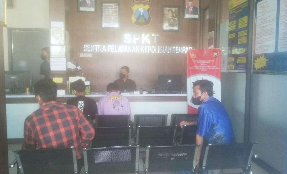 Dua siswa SMP Advent Kabupaten Pasuruan yang diduga dianiaya seniornya melapor ke SPKT Polres Pasuruan. (Foto: Istimewa)