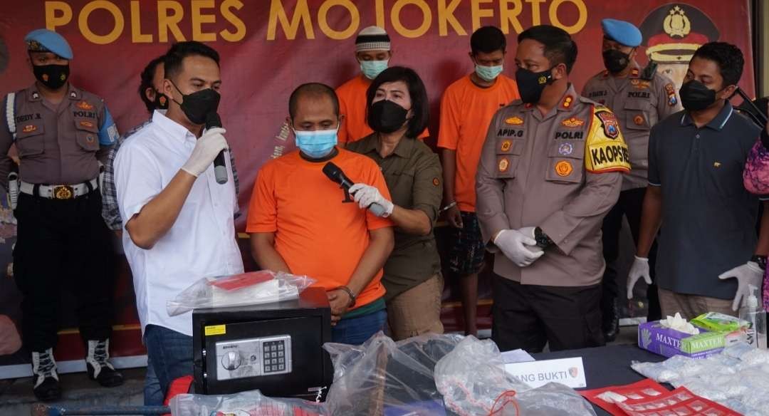 Konferensi pers pembobolan brankas di Mapolres Mojokerto. (Foto: Deni Lukmantara/Ngopibareng.id)