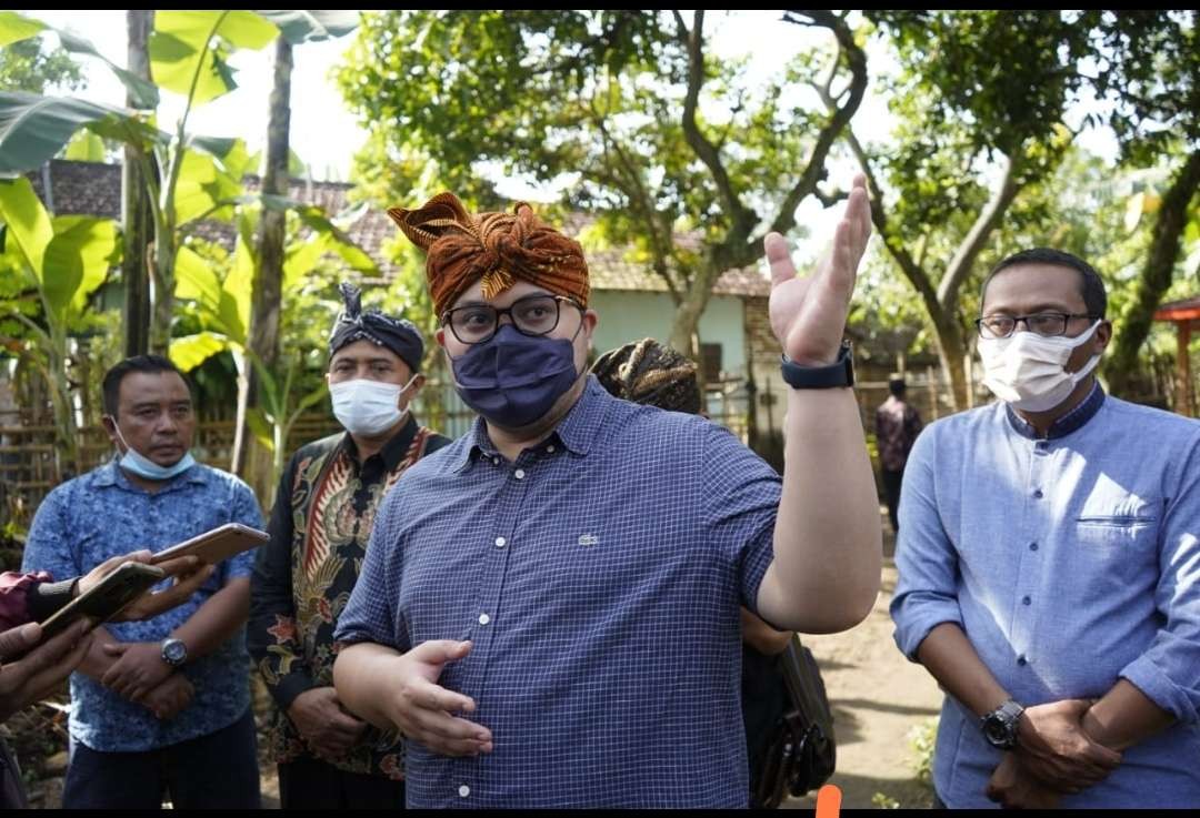 Bupati Hanindhito Himawan Pramana mengikuti acara Niti Sowan Harinjing atau napak tilas jejak-jejak Prasasti Harinjing di Desa Siman. (Foto: Istimewa)