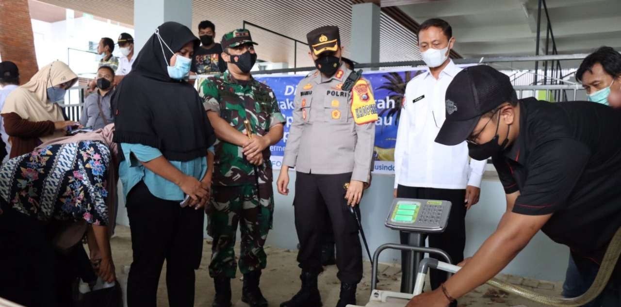 Kapolres Bojonegoro, AKBP Muhammad, bersama Dandim 0813/Bojonegoro, Letkol. Arm. Arif Yudho Purwanto,dan Kepala Dinas Perdagangan, Koperasi dan Usaha Mikro Pemerintah Bojonegoro, Sukemi, di Pasar Pariwisata Bojonegoro, Rabu 23 Maret 2022.(Foto: dok. humas Polres Bojonegoro/Ngopibareng.id)