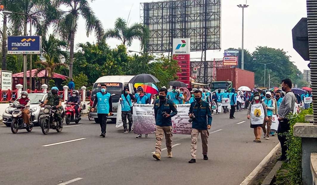 Ratusan pendemo blokade Jalan Raya Aloha, Waru (Foto: Aini Arifin/Ngopibareng.id)