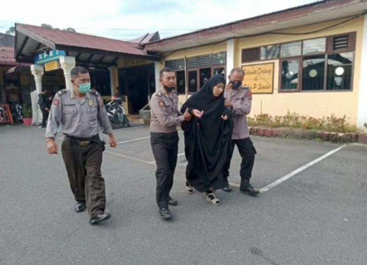 Wanita muda ini diamankan polisi pasca menerobos markas Polres Siantar (Foto: Istimewa)