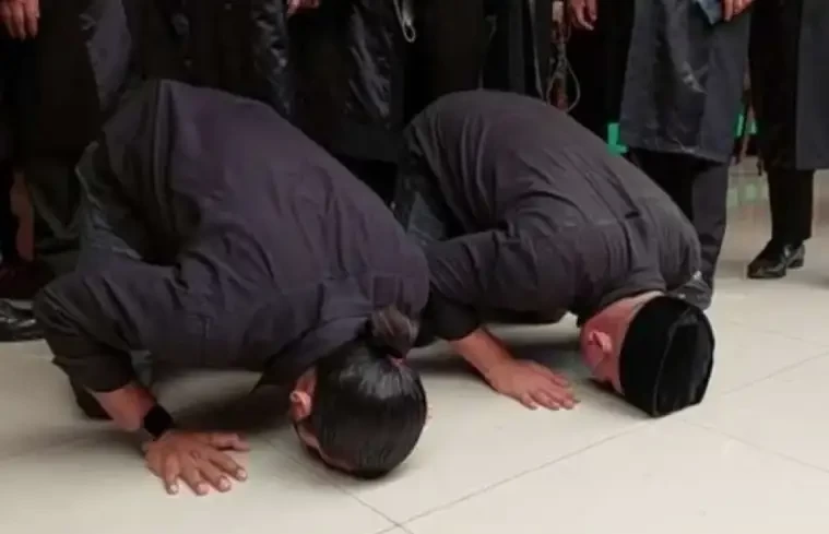 Dua terdakwa kasus penembakan laskar FPI sujud syukur setelah divonis lepas oleh hakim PN Jakarta Selatan.(Foto: Istimewa)