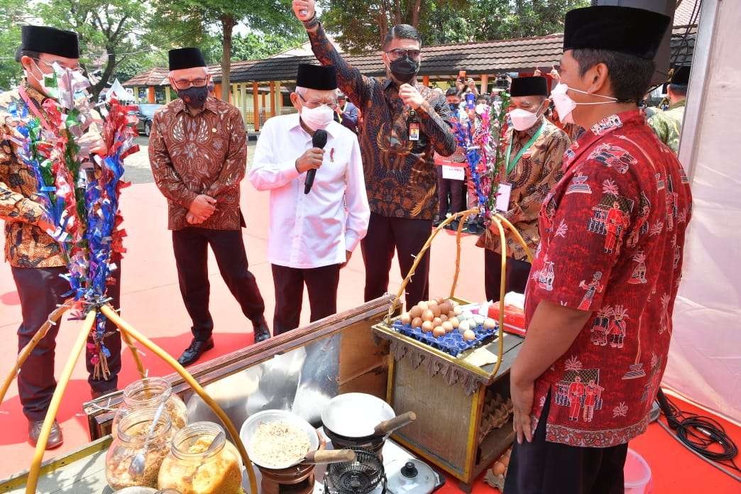 Wakil Presiden KH Ma'ruf Amin berdialog dengan pedagang kecil saat peresmian BMW Pesantren Moderen Pondok Karya  (foto: istimewa )