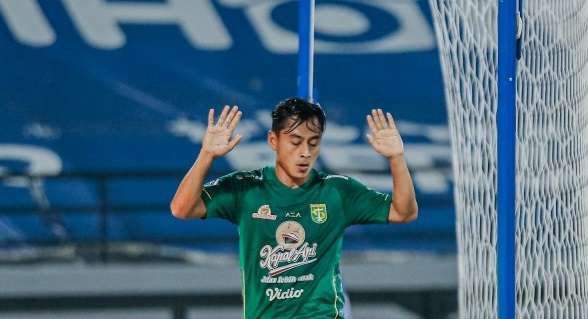 Samsul Arif Munip minim mendapat bola karena aliran bola selalu terputus sebelum sampai ke dirinya. (Foto: persebaya.id)