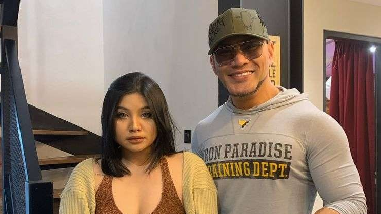 Dhea OnlyFans pose bersama Deddy Corbuzier usai mengisi podcast Close the Door. (Foto: Instagram)