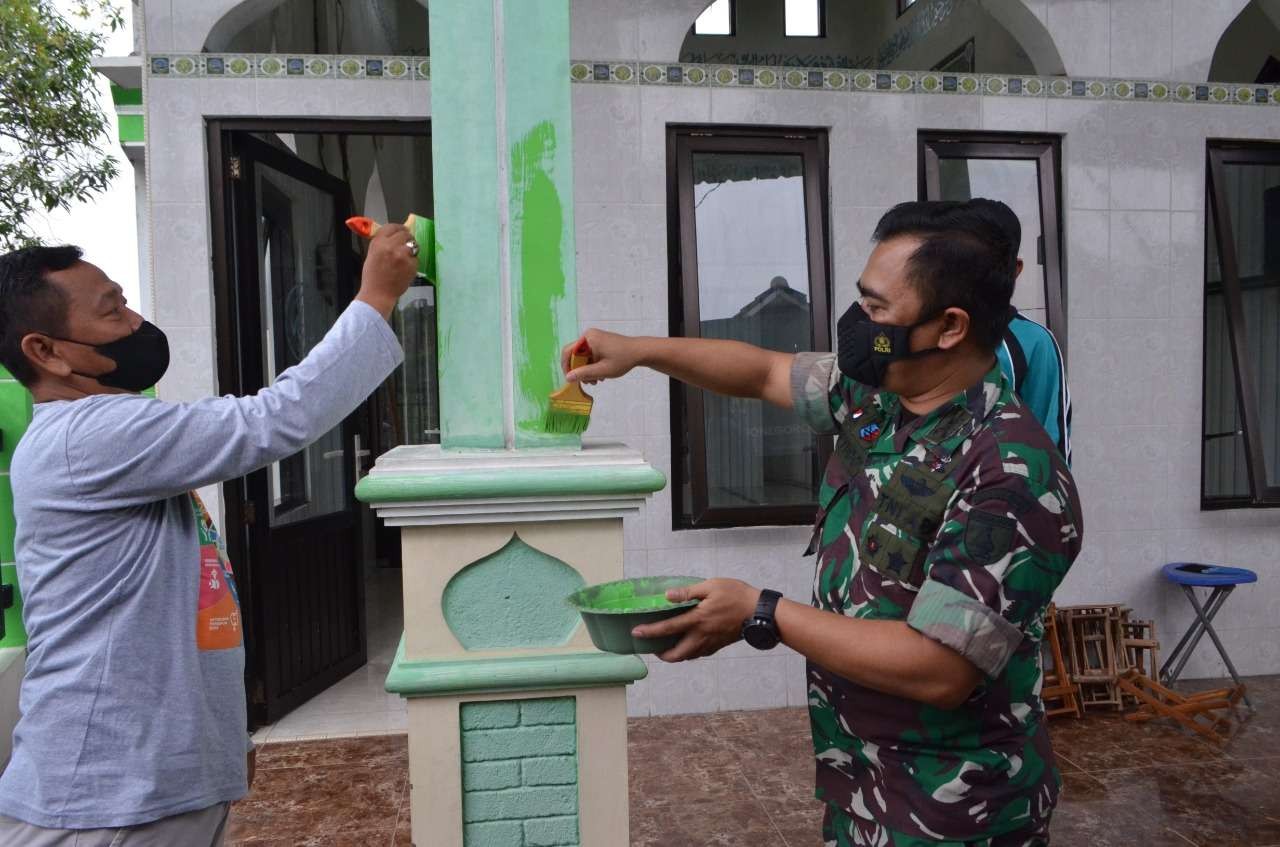 Komandan Kodim 0813 Bojonegoro Letkol Arm. Arif Yudo Purwanto ikut membantu mengecat salah satu mushola di Desa Campurejo Kecamatan Kota Bojonegoro, Jumat 25 Maret 2022 (Foto: Dok. Humas Kodim Bojonegoro,/ngopibareng.id)