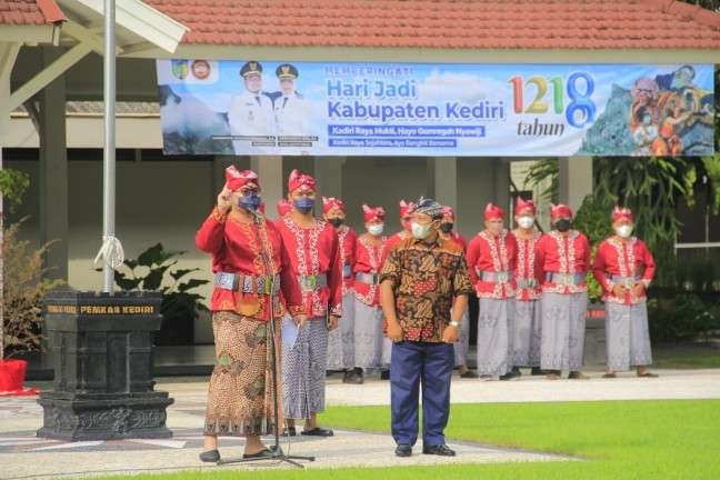 Bupati Kediri jadikan pakaian khas Kediri sebagai seragam dinas. (Foto: Istimewa)