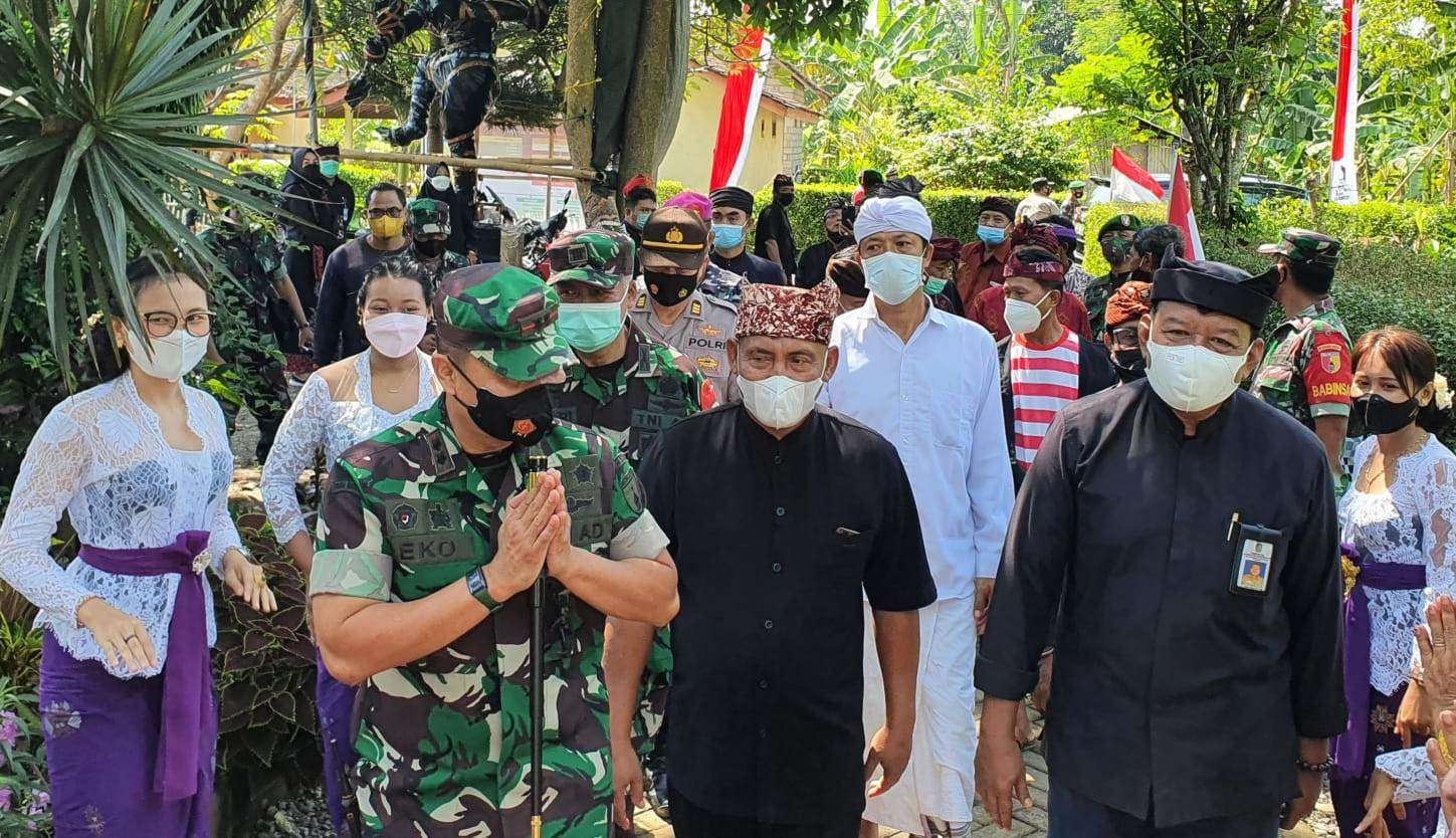 Dandim 0825 Banyuwangi mengunjungi Kampung Pancasila di Desa Patoman, Kecamatan Blimbingsari Banyuwangi (foto:istimewa)