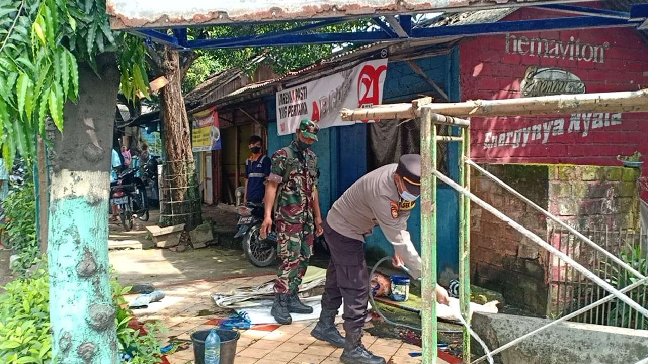 Kapolsek dan Koramil Semanding saat berada di lokasi kejadian saat melakukan Olah TKP (Foto: Istimewa)