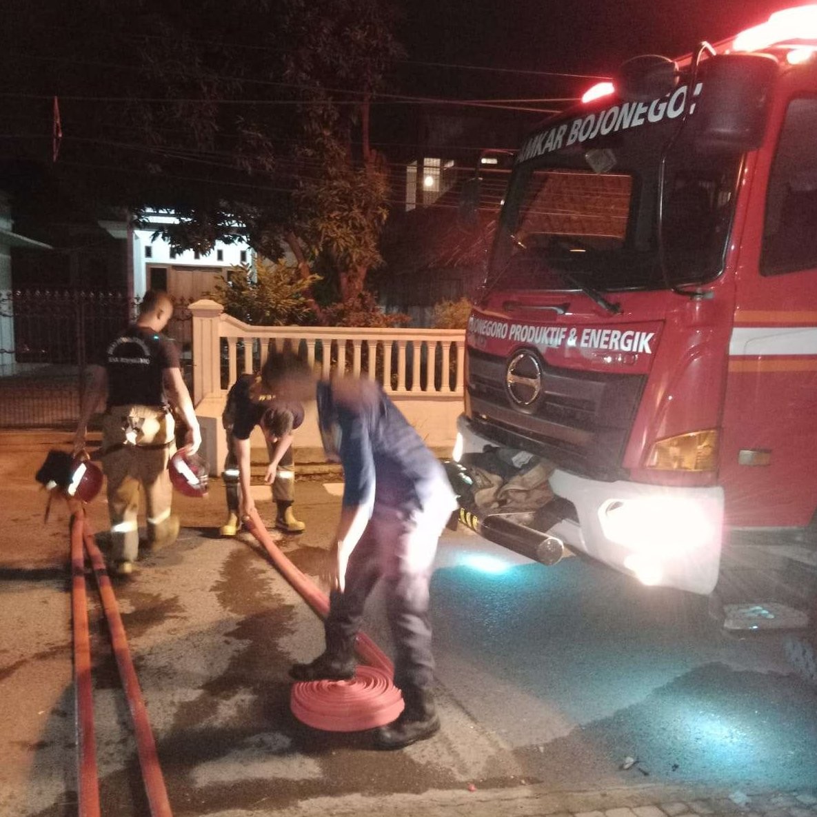 Petugas pemadam kebakaran saat memadamkan api di rumah dan  tempat usaha di Jalan HOS Cokroaminoto Desa Pacul, Kecamatan Kota Bojonegoro. (Foto: Dok. Damkar Bojonegoro/Ngopobareng.id)