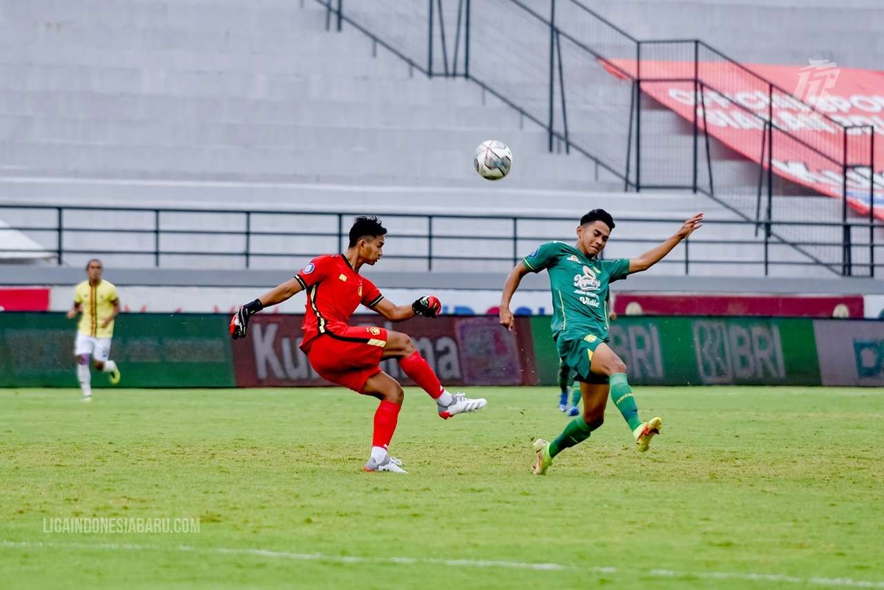 Salah satu pemain andalan Persebaya, Marselino Ferdinan (kanan), absen dalam laga melawan Bali United, Jumat 24 Maret 2022 malam nanti. (Foto: Istimewa)