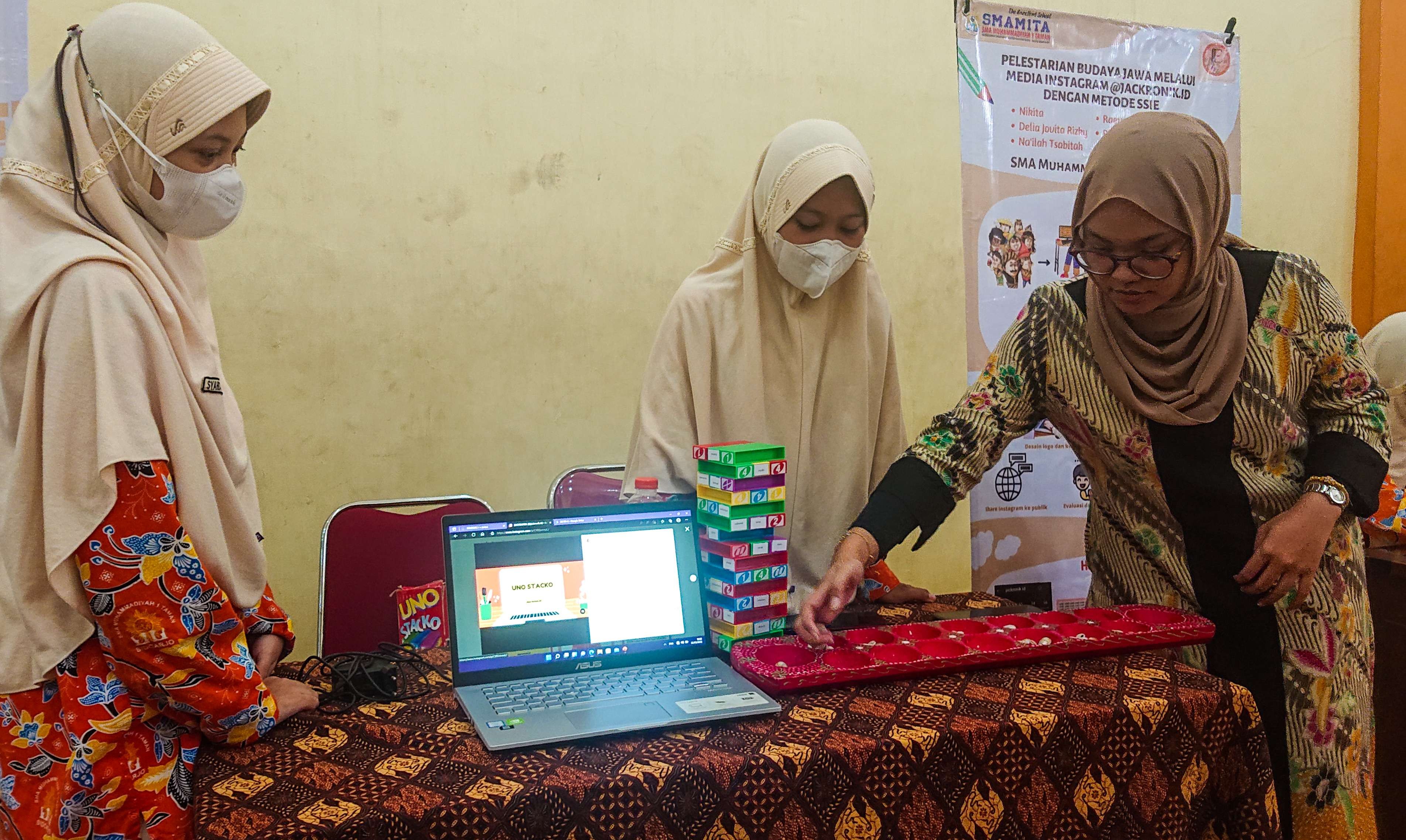 Nikita menunjukkan cara bermain permainan tradisional dakon. (Foto: Aini/Ngopibareng.id)