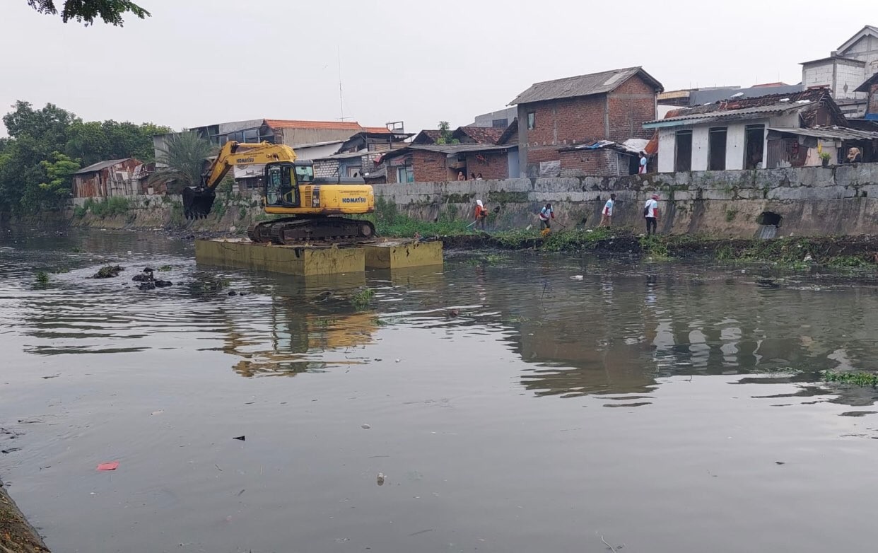 Proses pembersihan Sungai Asemrowo. (Foto: Andhi Dwi/Ngopibareng.id)