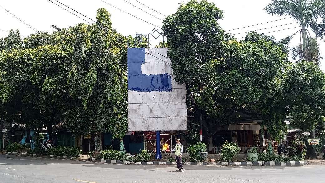 Kondisi reklame yang dicat korban di Simpang Tiga Manunggal Selatan Tuban (Foto: Khoirul Huda/Ngopibareng.id)